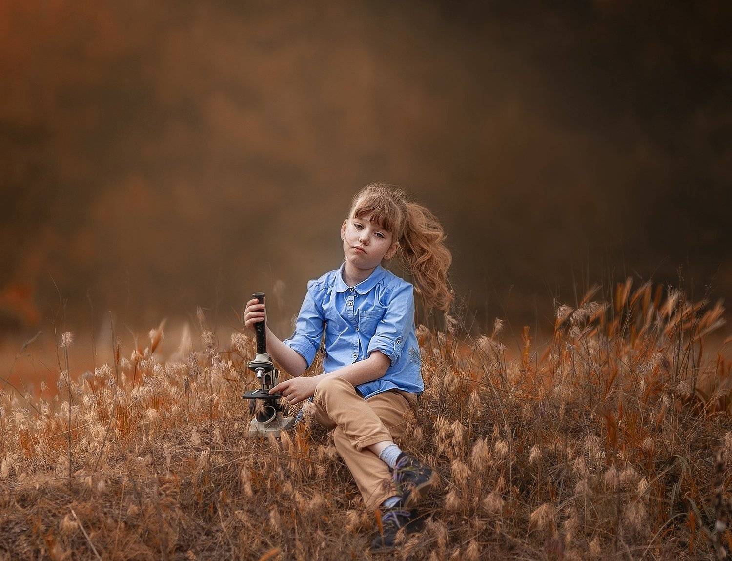 девочка детство ребенок природа микроскоп исследователь ветер, Марина Еленчук