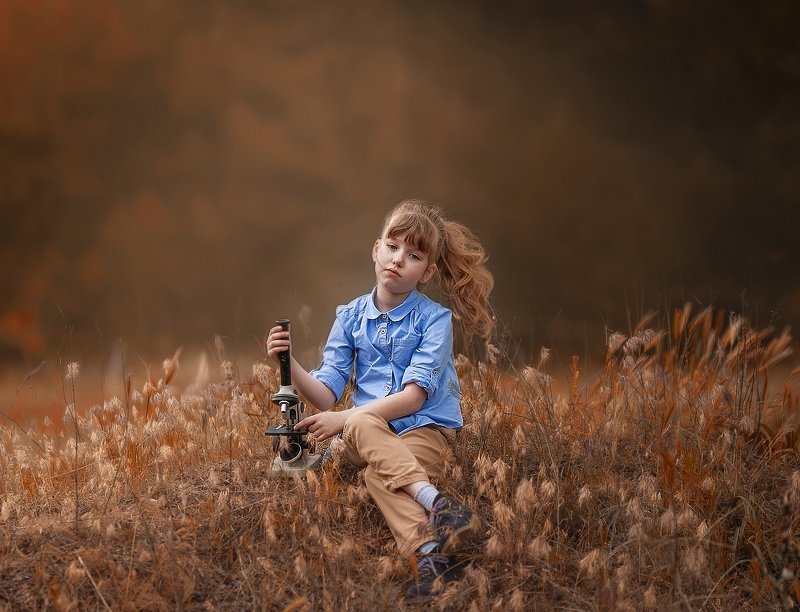 девочка детство ребенок природа микроскоп исследователь ветер исследователь. фото превью