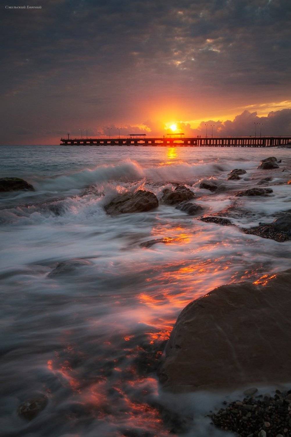 закат, море, пляж, причал, вечер, абхазия, старая гагра, волны, прибой, Смольский Евгений