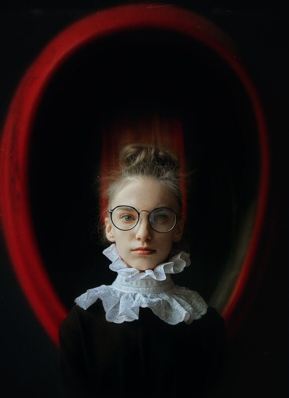 портрет, девушка, взгляд, очки, глаза Заземление фото превью