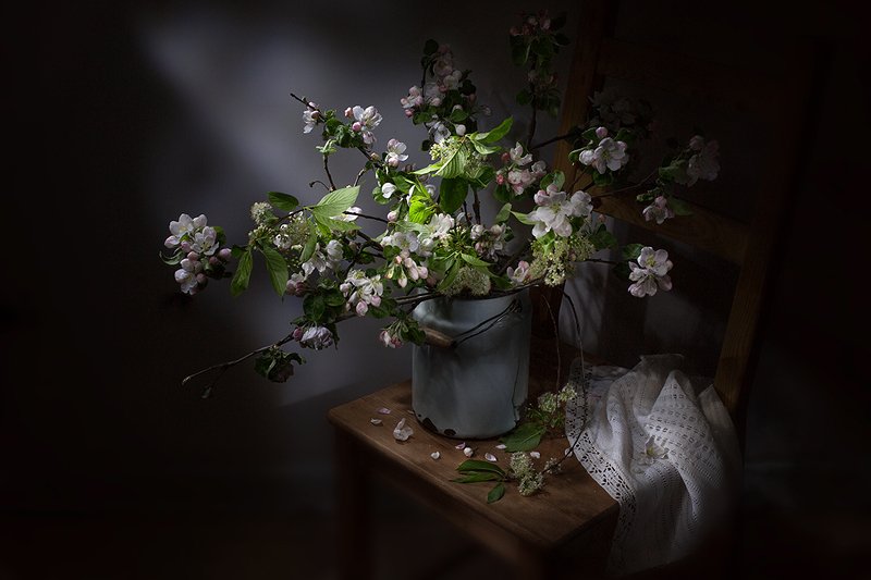 натюрморт, весенние цветы, яблоня цветёт ... фото превью