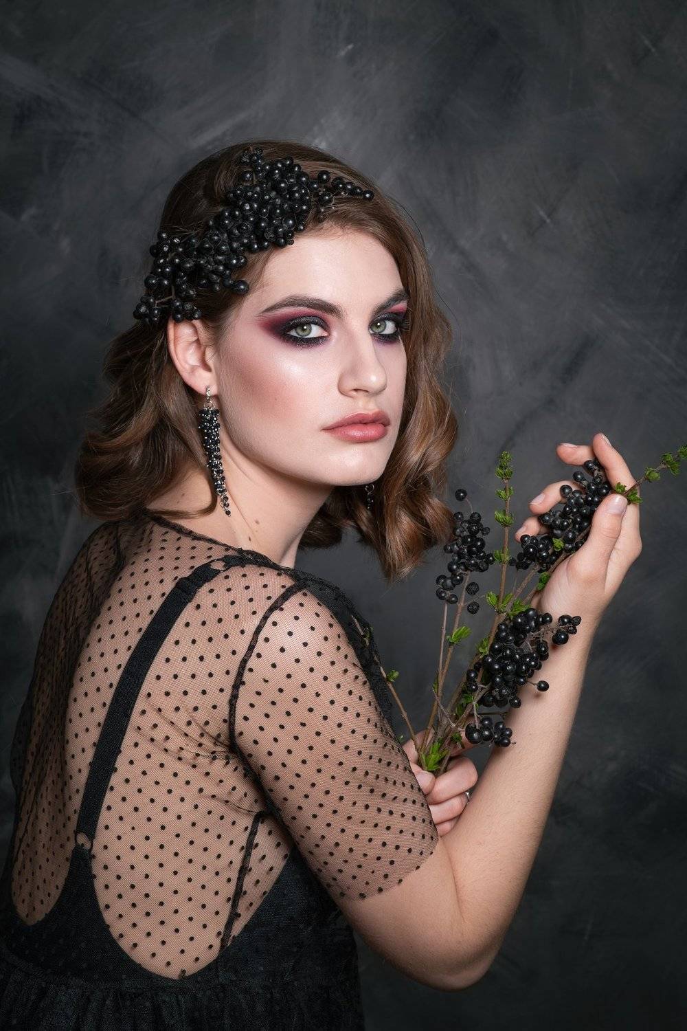 Девушка бьюти гламур черный ягоды макияж, Ольга Алехина