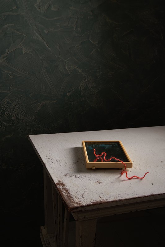 этюд с зеркалом и красной нитью фото превью