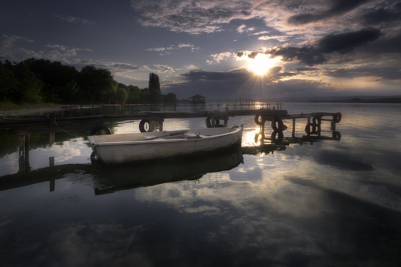 Spring sunset at lake  фото превью