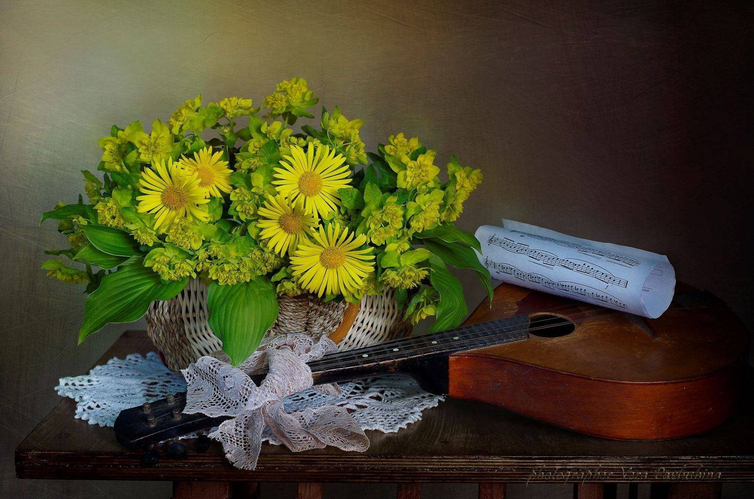 натюрморт,цветы,венсна,вера павлухина,музыкальный инструмент,, Вера  Павлухина