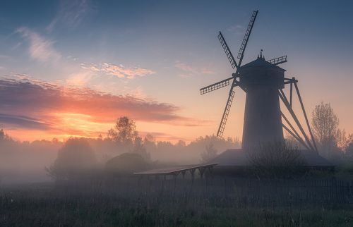 Рассвет у мельницы