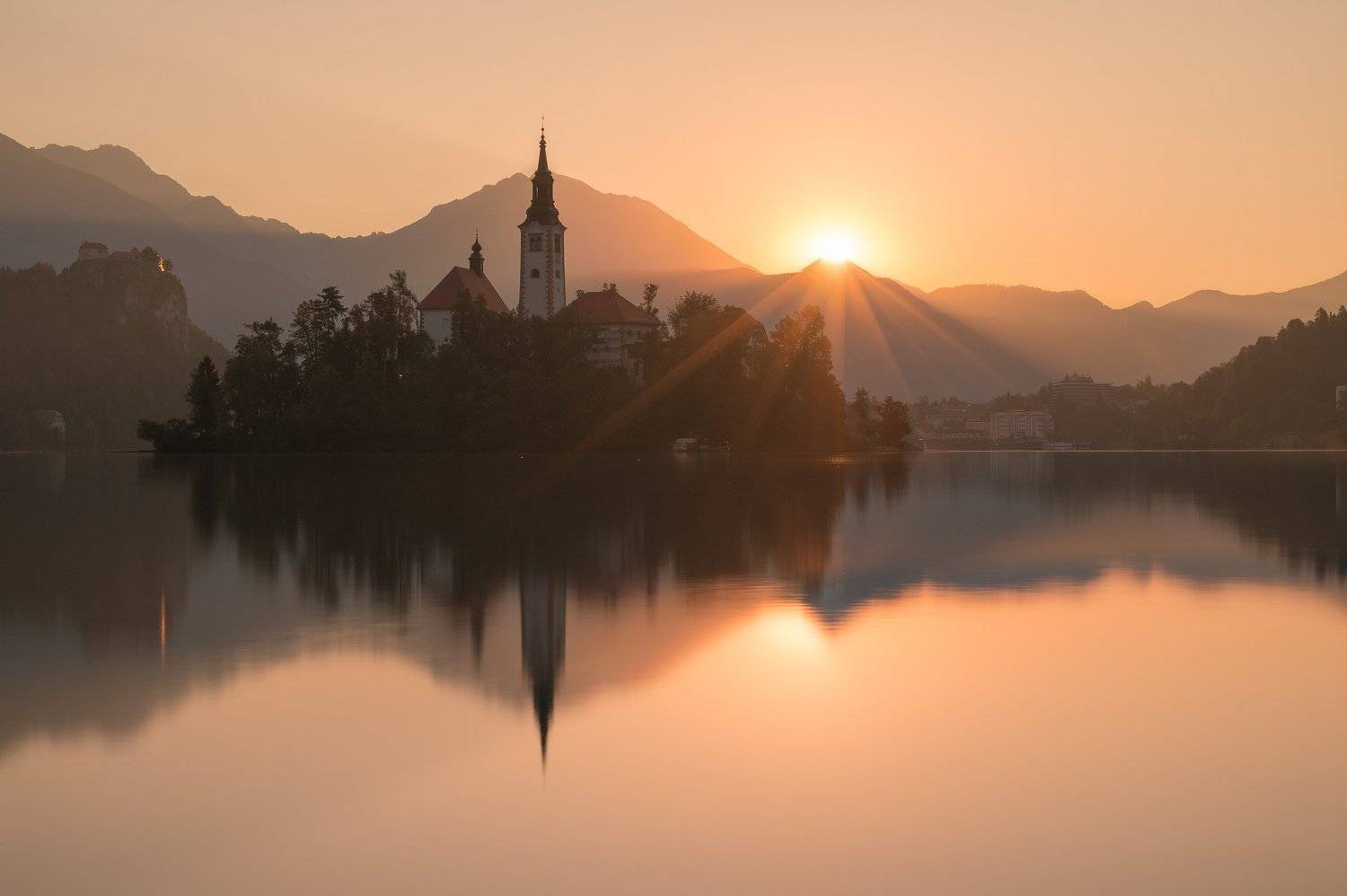 sunrise, dawn, sun, rays, morning, summer, travel, walk, lake, island, church, mountains, reflection, рассвет, восход, солнце, лучи, утро, лето, путешествие, прогулка, озеро, остров, церковь, горы, отражение, Сергей Серушкин