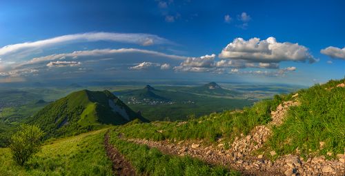 Был последний день весны