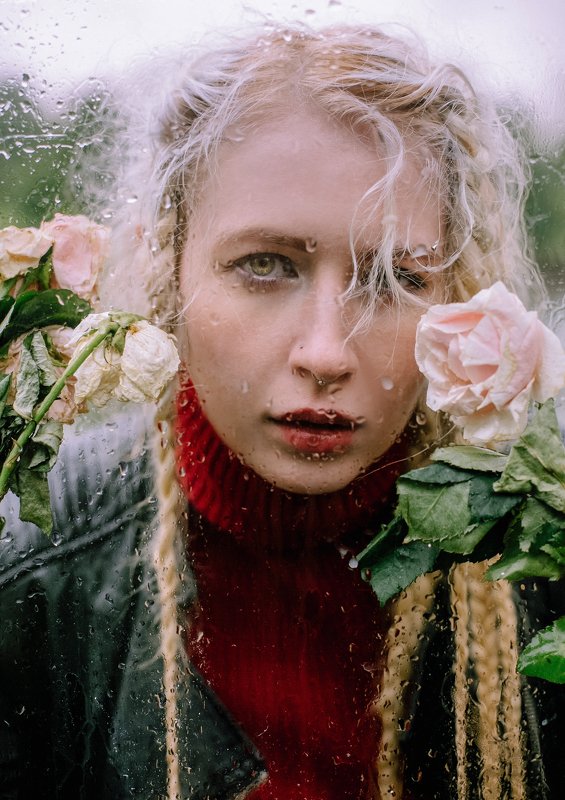 девушка,портрет,улица,волосы,ветер,атмосфера,street street photo portrait, капли дождя, стекло, розы Дикая роза фото превью
