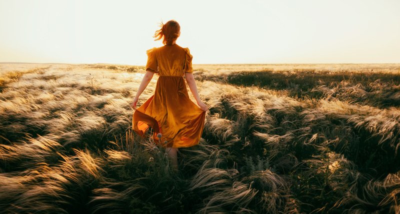 Ковыль, девушка, море, платье, ветер, степь, солнце, травы На берегу Бархатного моря фото превью