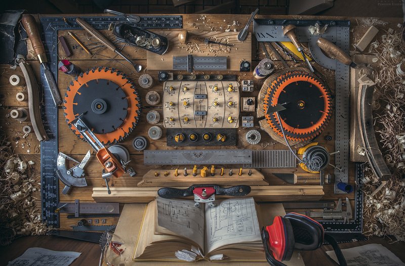 dj, диджей, wood, дерево, пульт, стол, диск, фреза, фрезы, стамеска, резец, мастерская, мастер, музыка, карандаш, штангенциркуль, угольник, линейка, книга, опилки, струбцина, тумблер, наушники, очки, диджейский пульт, нож, ножи, лезвие, стружка, столярка, DJ Wood. Пульт фото превью