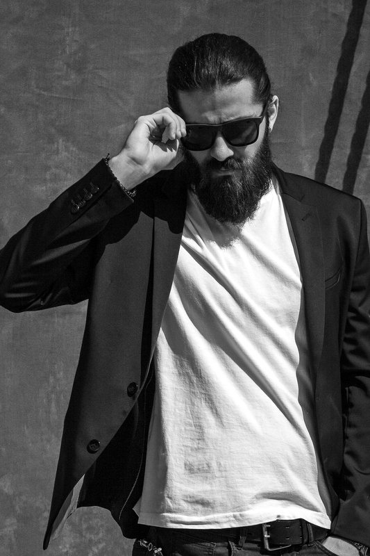 мужской портрет Модель в очках фото превью