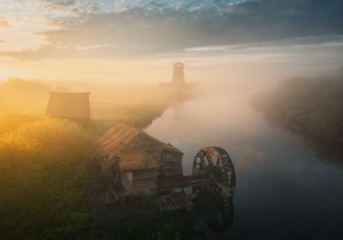 Утренний пейзаж с мельницами 