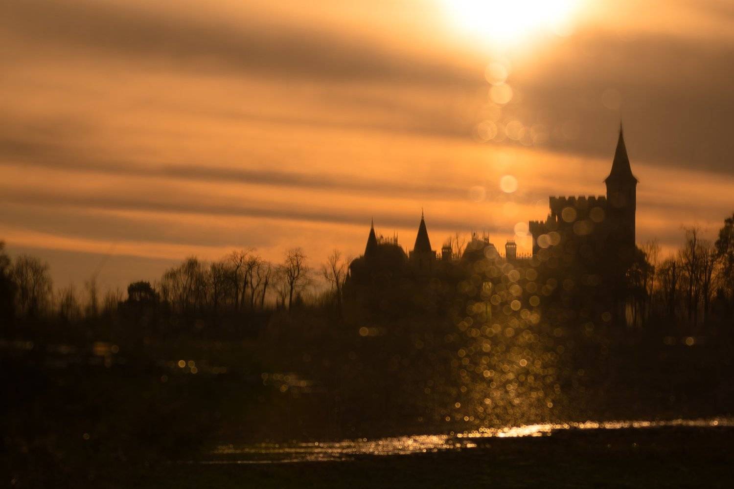 башни, замок, закат, оранжевый, солнечно, лужа, вода, отражение, блики, волшебство, сказка, Ксения Соварцева