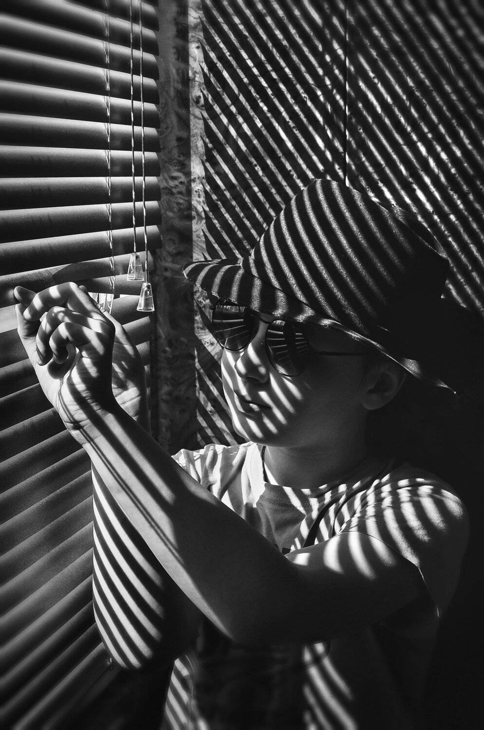 ребёнок,детские игры,детектив,тени,полосы,чёрно-белое, Владимир Володин