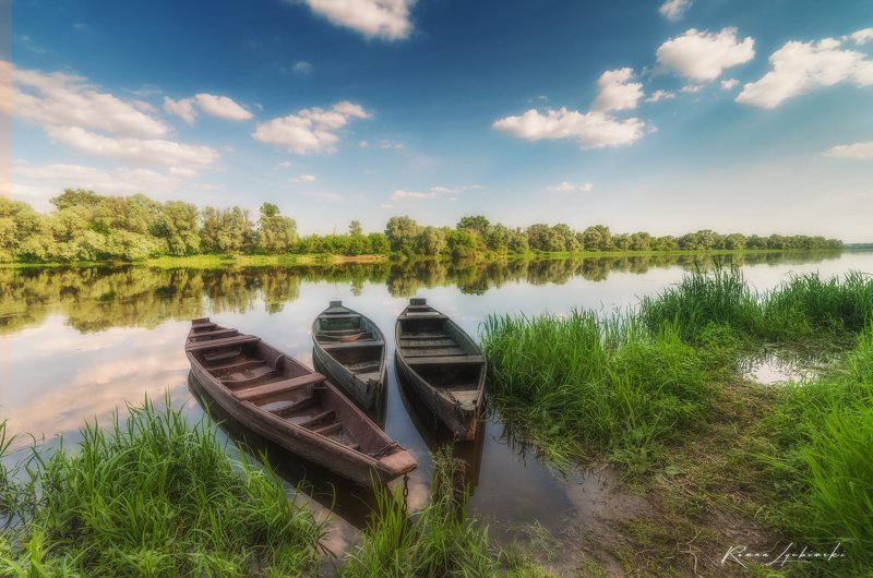пейзаж, день, река, деревня, село, воронеж,лодочки Трое на берегу реки. фото превью