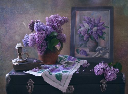 Среди веток лиловой сирени...