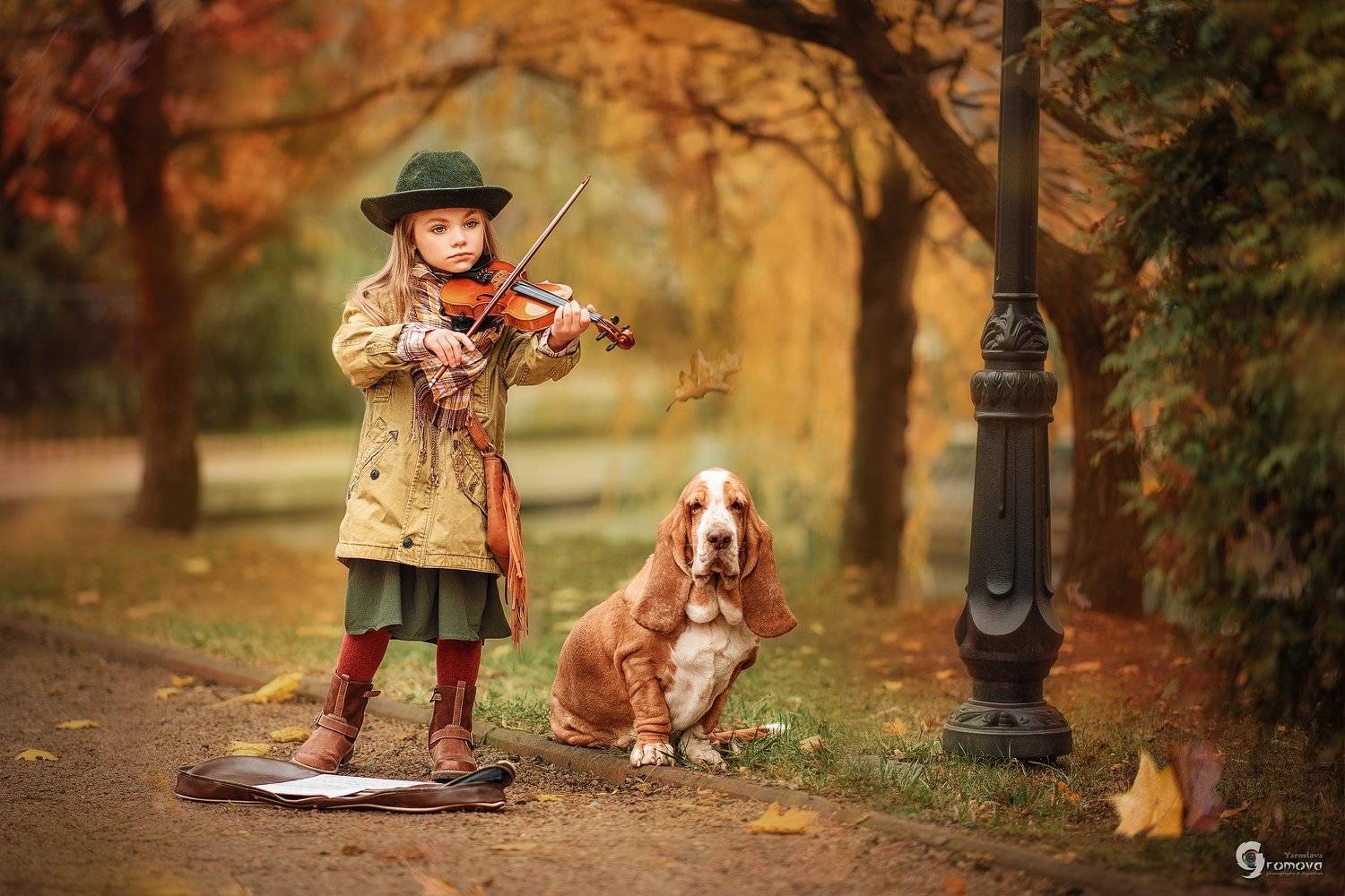 Девочка, скрипка, собака, бассет хаунд, осень, музыка, уличный музыкант, Ярослава Громова