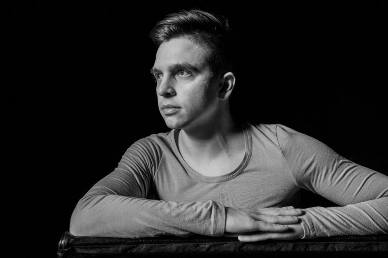 танец мужчина танцует тело движение поза настроение рождение творчество вдохновение  фото превью