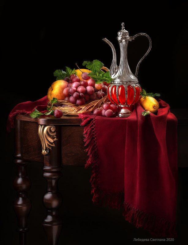 С кувшином и фруктами фото превью