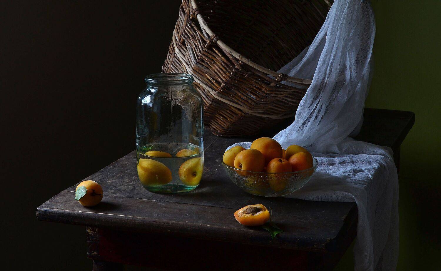 абрикосы, банка, корзина, марля, старая, стол, натюрморт, Оксана Евкодимова