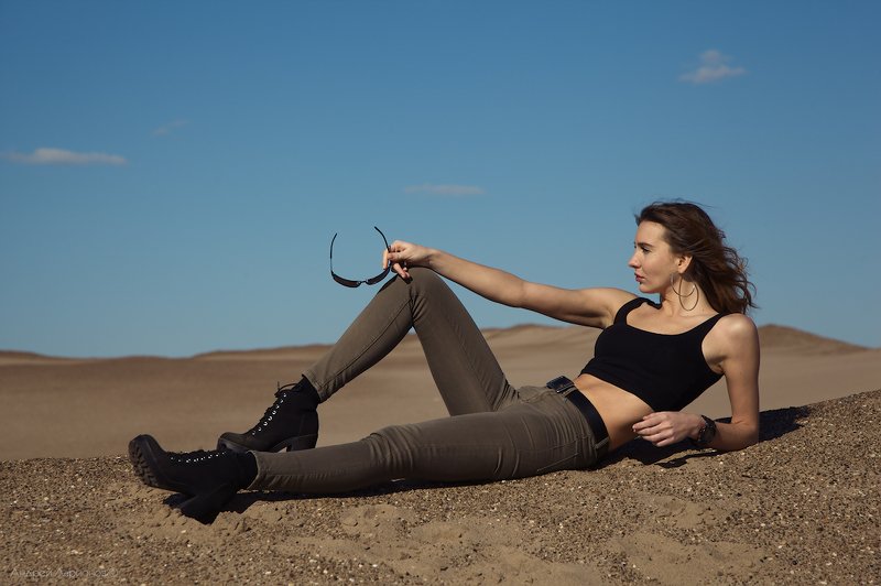 девушка,песок *** фото превью