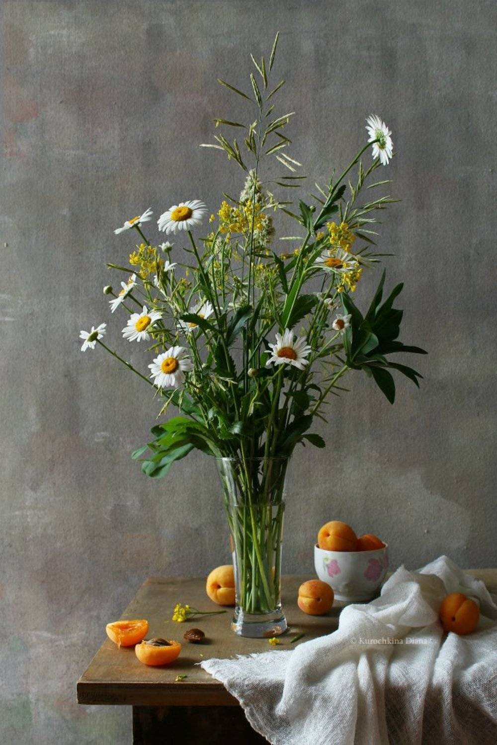 натюрморт, цветы, букет, ромашки, травки, абрикосы, лето, Курочкина Диана