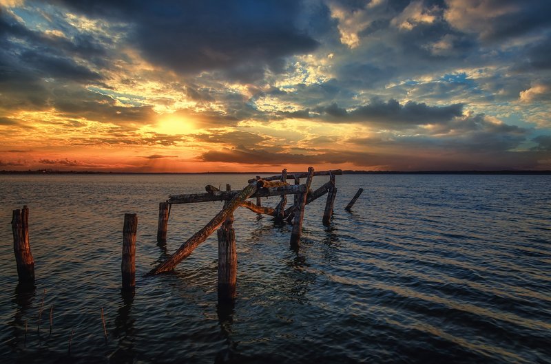 Нет людей На улице Море вода Закат солнца Сценики - Природа Природа Небо пляж Красота в природе спокойствие Облако - Небо Спокойная сцена Горизонт над водой солнце Пейзаж - Декорации Лето Старый пирс. фото превью