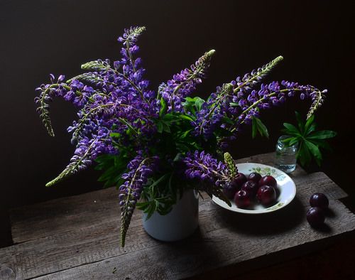 с люпинами и сливами.