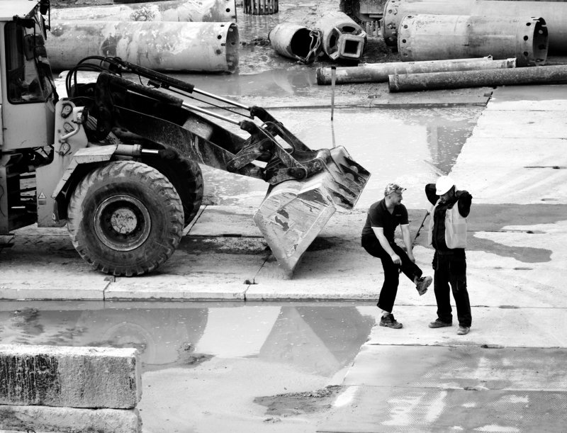 стройплощадка, пантомима, скептик, актер, строитель, бульдозер, сапог, плиты Пантомима, или новые сапоги строителя фото превью