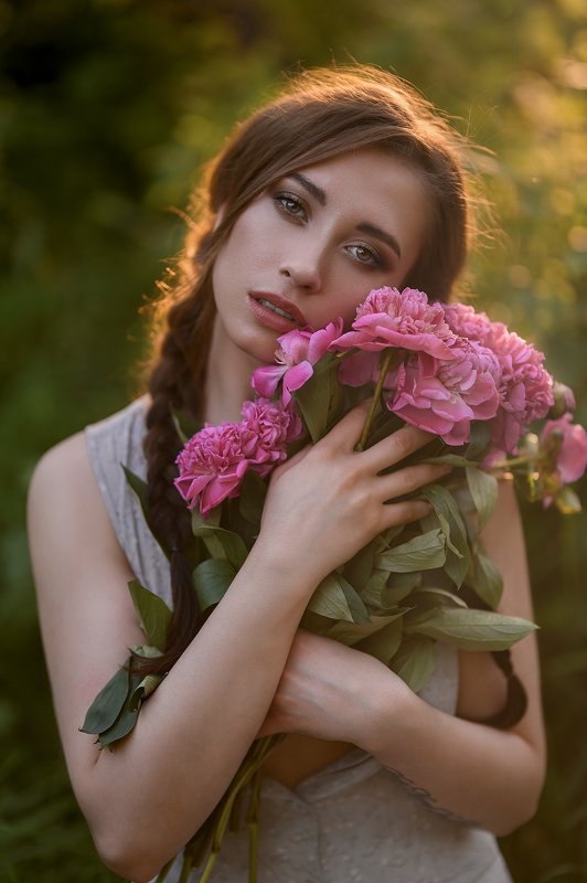 Portrait at sunset фото превью