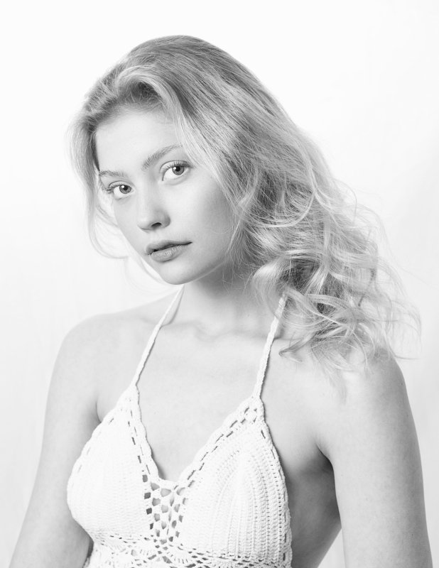 портрет , взгляд , цвет ,волосы , красивые губы ,нежность ,девочка ,блондинка  фото превью