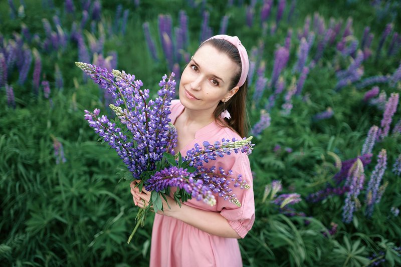 портрет, девушка, поле, люпины - фото превью