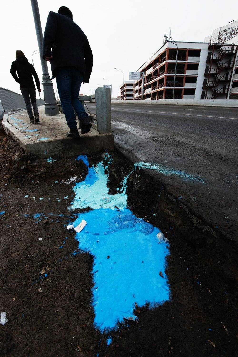 разлито, краска, синяя, голубая, тротуар, Дмитрий Ткаченко