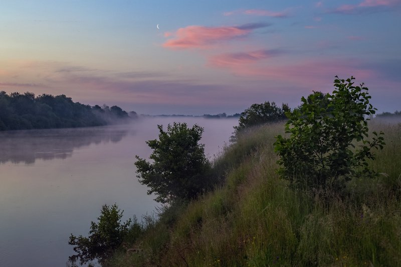 Месяц над утренней Клязьмой фото превью