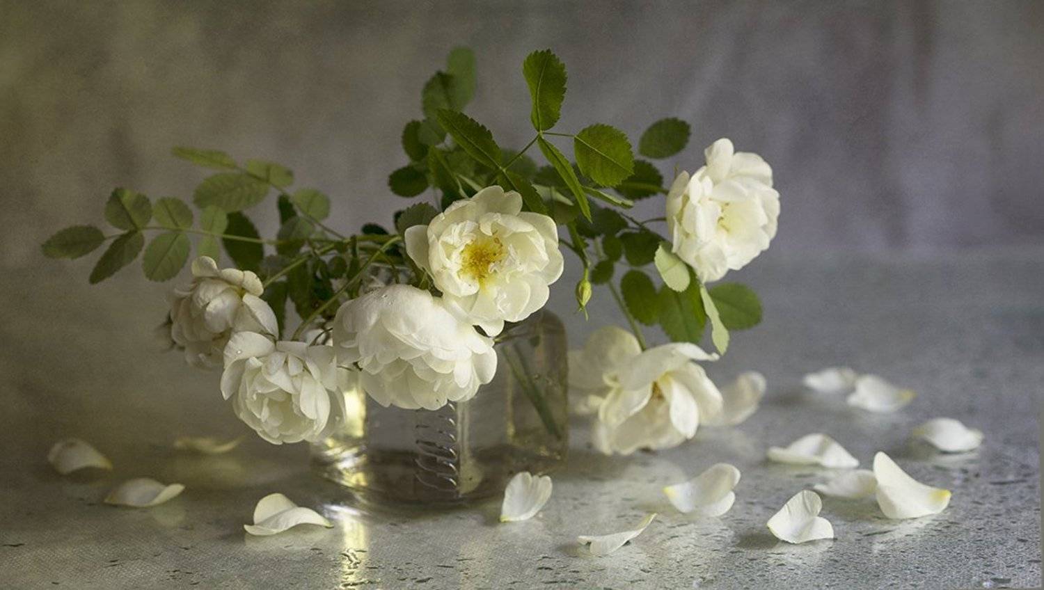 белый шиповник , стекло, лепестки, Марина Кулакова