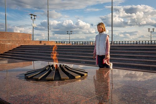 Девочка у Вечного огня