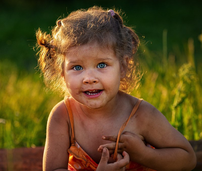 девочка и песок фото превью