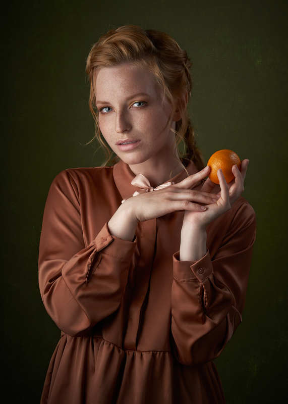 Девушка и мандарин фото превью