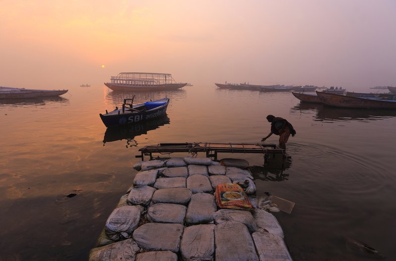 варанаси, индия, ганг, река Утро в Варанаси фото превью