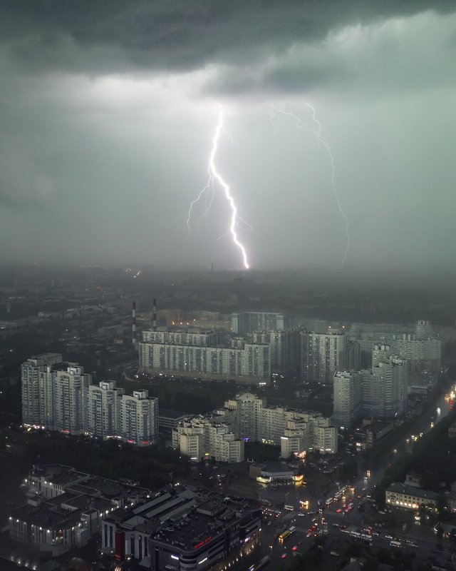 Молния над академической фото превью