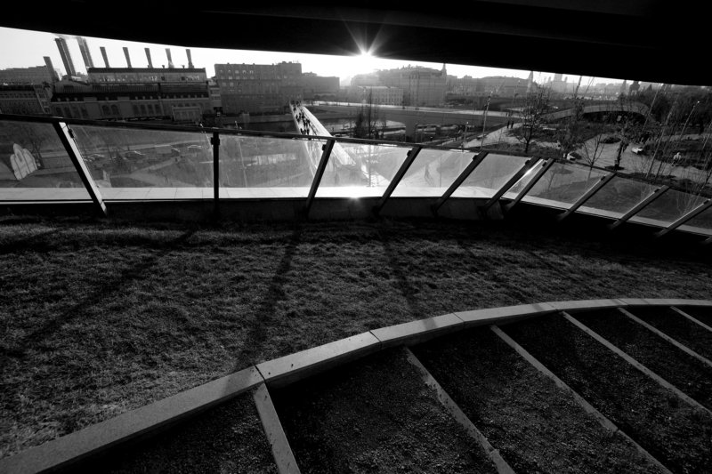 Зарядье, солнце, прозрачная ограда, парящий мост Линеечка фото превью