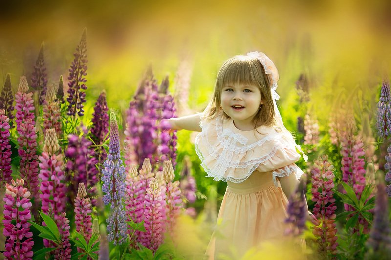 детский фотограф, семейный фотограф, обучение фотографии, обучение ретуши, сказочные фотографии, фото дети, дети, семьи, Валерия Мороз В люпинах  фото превью