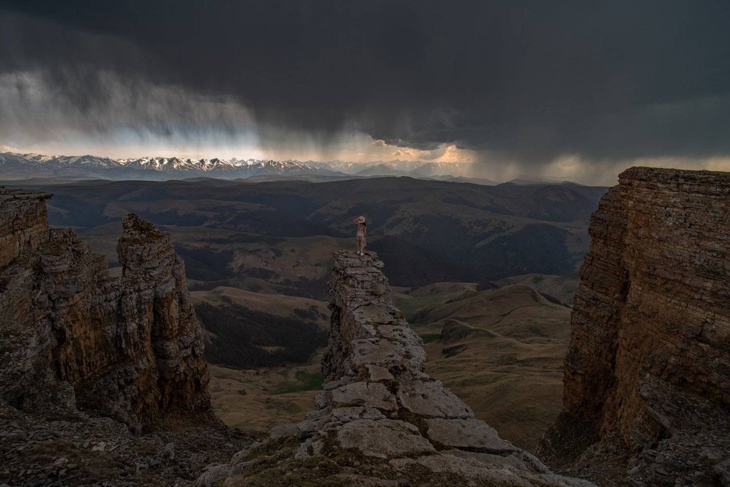 гора, рассвет, небо, плато, облака, утро, тучи, непогода, бермамыт, шляпка, Арсен Алабердов