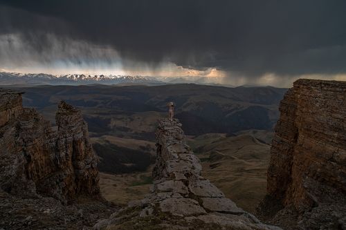 КАЖЕТСЯ, ДОЖДЬ НАЧИНАЕТСЯ