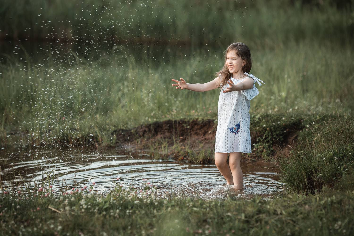девочка, фотосессия, лето, прогулка, репортаж, little girl, summer, portrait, портрет, закат, sunset, пруд, pond, вода, water, игры, забавы, счастье, happy, Владимир Васильев