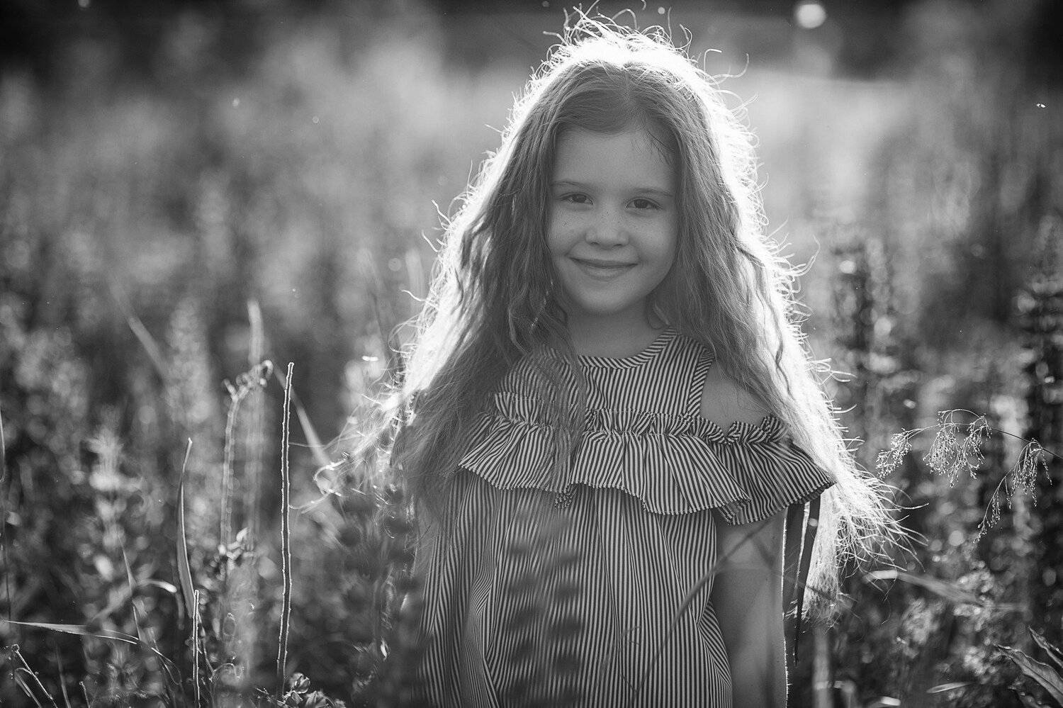 девочка, фотосессия, лето, прогулка, репортаж, little girl, summer, portrait, портрет, люпины, закат, sunset, чб, чёрно-белое фото, bw, black and white, Владимир Васильев