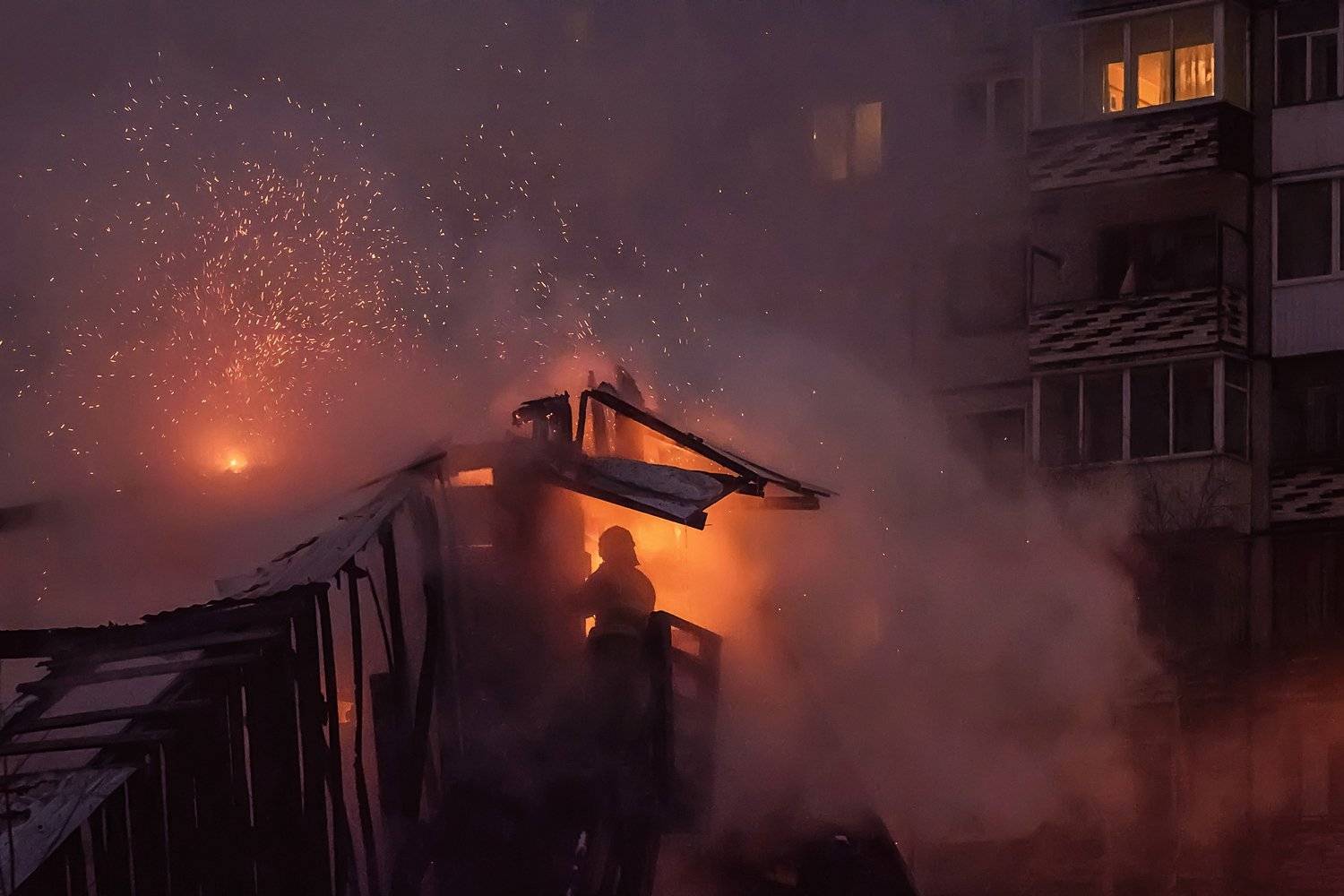 город, ночь, пожар, искры, дым, Ра Вера