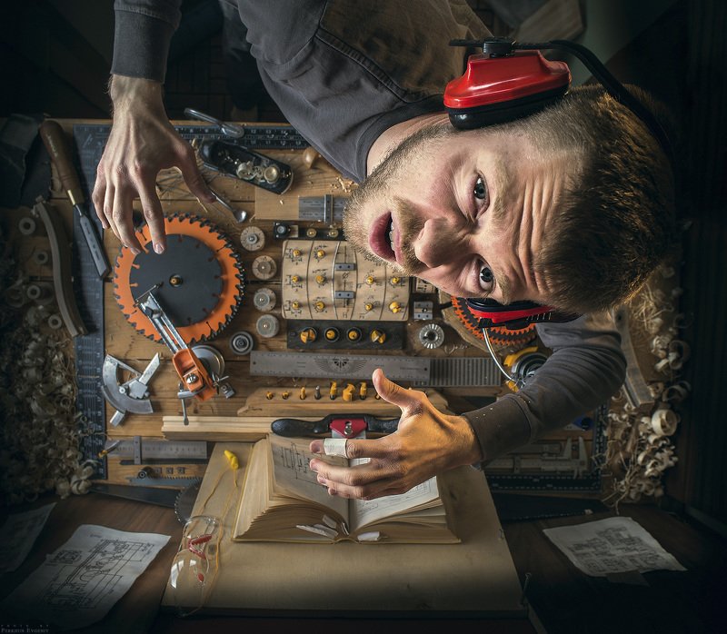 dj, диджей, wood, дерево, пульт, стол, диск, фреза, фрезы, стамеска, резец, мастерская, мастер, музыка, карандаш, штангенциркуль, угольник, линейка, книга, опилки, струбцина, тумблер, наушники, очки, диджейский пульт, нож, ножи, лезвие, стружка, столярка, DJ Wood. День первый фото превью