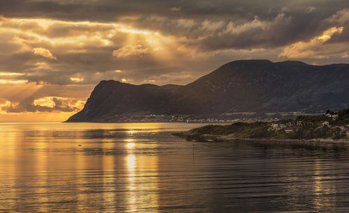 Лодочник плывёт к берегу